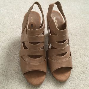 Aerosoles Size 8 Tan. Excellent condition.